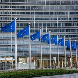 EU-Flaggen vor dem Berlaymont-Gebäude, Sitz der Europäischen Kommission