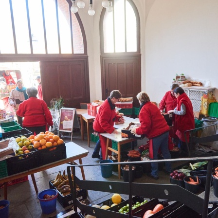 Ehrenamtliche Helfe der Tafel Laib und Seele" 2018 bei der Essensausgabe in einem Vorraum der Berliner Advent-Zachäus Kirche. 