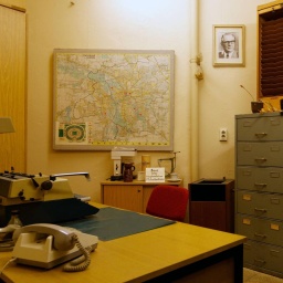 Blick in ein ehemaliges Büro mit Büromöbiliar im MfS in Leipzig. Ein Bild von Honecker hängt an der Wand