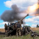 Ukrainische Soldaten feuern eine Haubitze in der Ostukraine ab. 