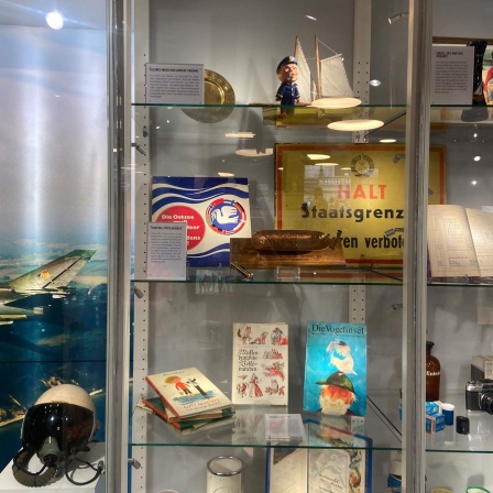 Ausstellungsstücke der Sonderausstellung "Ostsee" im DDR Museum Berlin (Bild: rbb/ Mira Schrems)