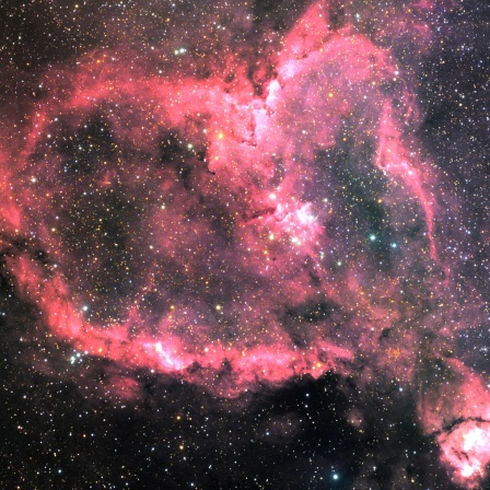 Am Sternenhimmel ist eine rosafarbene Formation zu sehen. Es ähnelt sehr stark einem Herzen.