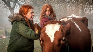 In einer Szene in der Serie Nord bei Nordwest, Folge "Der wilde Sven", wundern sich Lona (Henny Reents, l.) und Jule (Marleen Lohse) über das merkwürdige Verhalten einer Kuh.