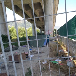 Zelte der Migranten unter der Brücke des Roja-Flusses in Ventimiglia; © Dorette Deutsch