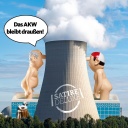 Satirische Fotomontage: Figuren von Loriots zwei Herren im Bad, in der Mitte steht trennend ein qualmender Atommeiler