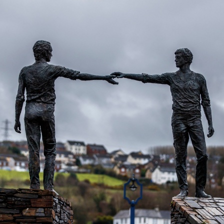 Statue "Hands Across the Divide" in der Grenzstadt Derry in Nordirland.