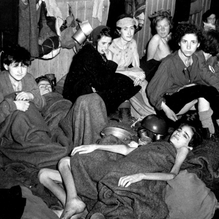 Frauen und Kinder, die an Typhus, Hunger und Ruhr leiden, drängen sich im April 1945 in einer Baracke im KZ Bergen-Belsen zusammen. Über 40.000 Menschen waren von den Briten aus dem Konzentrationslager befreit worden.
