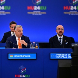 EU-Gipfel in Budapest: Josep Borrell, Viktor Orban und Charles Michel sitzen an einem Tisch.