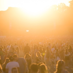 über einem Festivalgelände sieht man die Sonne untergehen. | Bild: picture alliance / PIC ONE | Ben Kriemann