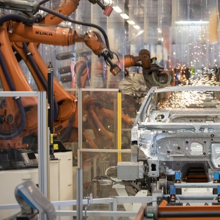 Teile eines VW-Passats werden in einer Produktionsstraße im Volkswagen Werk Emden von Robotern zusammengefügt.