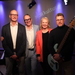 Das Jeff Cascaro Trio zu Gast bei NDR Kultur EXTRA. In ihrer Mitte Moderatorin Friederike Westerhaus.