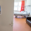 Ein leeres Krankenbett steht in einem Patientenzimmer im Palliativ-Zentrum in der Helios Klinik. 