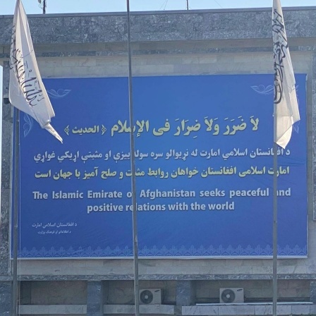 Die Taliban wollen Unterstützung von der Weltgemeinschaft - so steht es auf diesem Plakat am Flughafen Kabul: The Islamic Emirate of Afghanistan seeks peaceful and and positive relations with the world