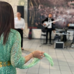 Tanz des jesidischen Neujahrsfests mit traditioneller Kleidung und live Musik 