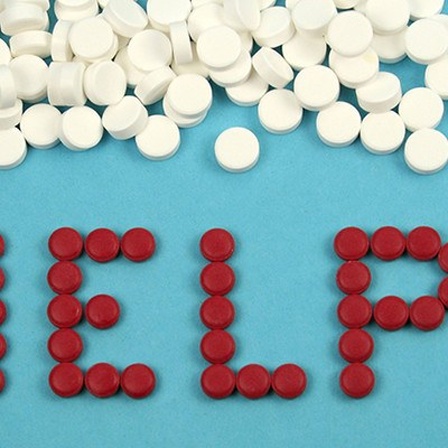 Symbolbild Tablettensucht: Mit Tabletten ist das Wort "help" geschrieben worden.