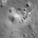Lunchod-2 und seine Fahrspuren auf dem Mond, aufgenommen 2010 vom Lunar Reconnaissance Orbiter. 