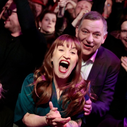 Die Parteivorsitzenden der Linken, Heidi Reichinnek und Jan van Aken, jubeln bei der Wahlparty ihrer Partei.