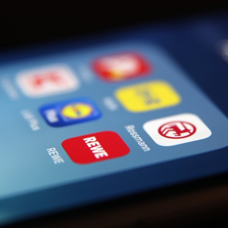 Apps von Handelsketten auf dem Display eines Smartphones