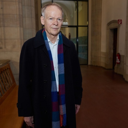 Der angeklagte Arzt Christoph Turowski steht vor dem Gerichtssaal 500 des Kriminalgerichts Moabit (Bild: picture alliance/dpa/Jörg Carstensen)