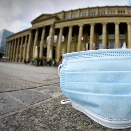 Stadt Stuttgart überschreitet wichtige Corona-Marke, 7-Tage-Inzidenz, weggeworfene Mundschutzmaske liegt am Boden, Königsbau, Corona-Krise, Stuttgart, Baden-Württemberg, Deutschland Coronavirus *** City of Stuttgart exceeds important corona mark, 7 days incidence, discarded face mask lying on the floor, Königsbau, Corona crisis, Stuttgart, Baden Württemberg, Germany Coronavirus