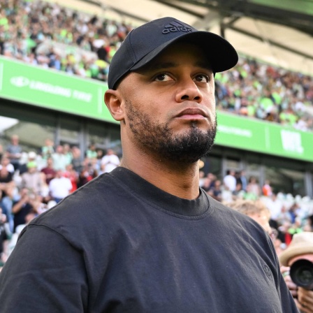 Vincent Kompany, Trainer des FC Bayern München, am Spielfeldrand