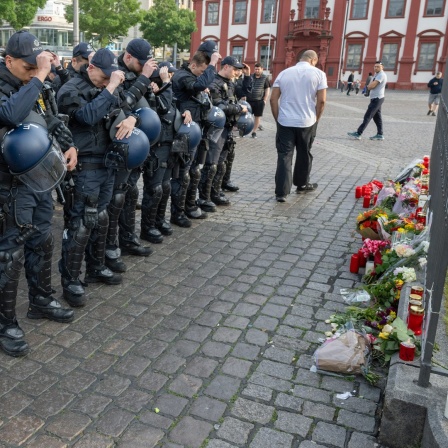 Minuten nach dem Bekanntwerden seines Todes trauern Polizisten auf dem Marktplatz in Mannheim um ihren getöteten Kollegen. Der Polizist war hier von einem Mann mit einem Messer niedergestochen worden.