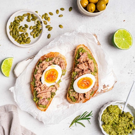 Thunfischbrot, Avocadosalat und Kerne auf einem Tisch (Bild: picture alliance / Zoonar / Tatiana Goskova)