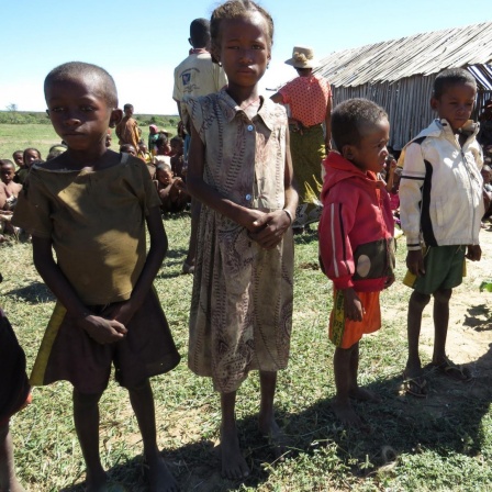 Mangelernährte Kinder stehen in der Madagaskarischen Gemeinde von Shanamaro