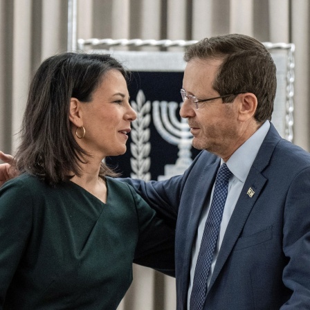 Bundesaußenministerin Annalena Baerbock (Bündnis 90/Die Grünen) wird von dem Präsidenten von Israel, Izchak Herzog, zu Beginn ihrer Nahostreise empfangen.