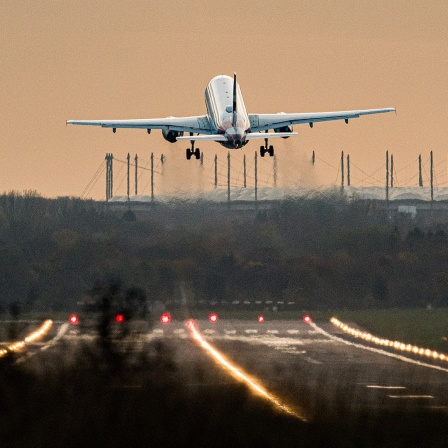 Ein Flugzeug startet am Flughafen Hamburg.