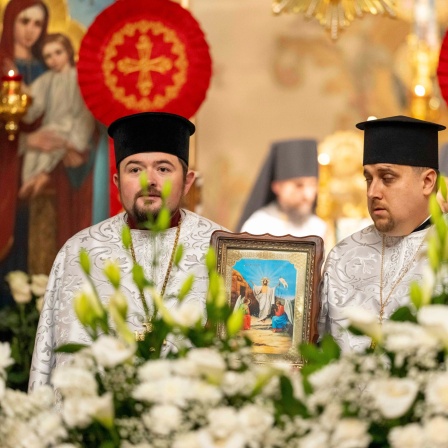 Ukrainischer Ostergottesdienst am 5. Mai 2024 im orthodoxen Kiewer Höhlenkloster St. Theodosius. Aufgrund der Kalendergeschichte können sich die Ostertermine der Ost- und der Westkirche um mehrere Tage unterscheiden.