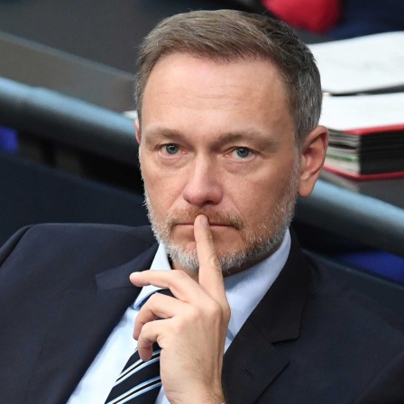 Christian Lindner (FDP), Bundesfinanzminister, sitzt auf der Regierungsbank im Bundestag.