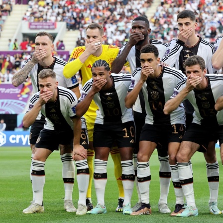 Katar, Al-Rajjan: Die Spieler der deutschen Mannschaft halten sich beim Foto die Hände vor den Mund.