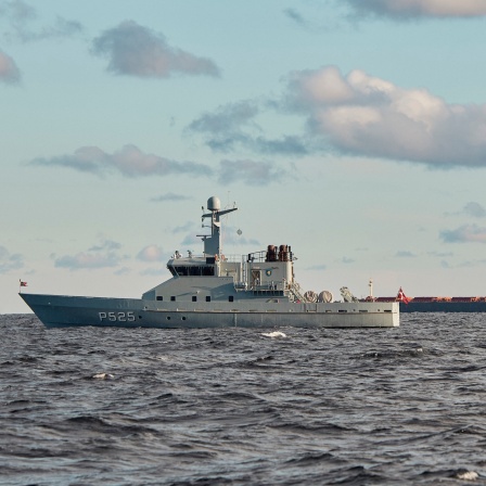 Der chinesische Massengutfrachter "Yi Peng 3" liegt vor Anker und wird von einem dänischen Marinepatrouillenschiff überwacht. 