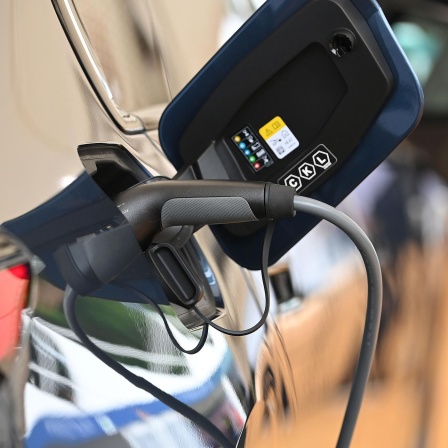 Stecker an einem E-Auto, das gerade geladen wird