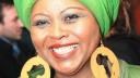 Die madagassische Sängerin Lala Njava lächelt in die Kamera