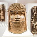Benin-Bronzen in Glasvitrine