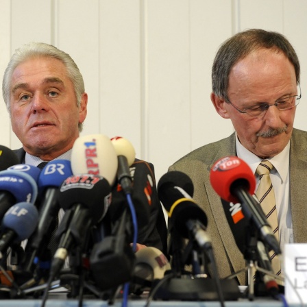 Der baden-württembergische Innenminister Heribert Rech (links) und der Landespolizeipräsident Erwin Hetger am 11.3.2009 während einer Pressekonferenz in der Polizeidirektion Waiblingen. Ein Amokläufer hat in einer Realschule in Winnenden bei Stuttgart neun Schüler und drei Lehrerinnen erschossen. Auf der Flucht tötete er drei Passanten und verletzte zwei Polizisten sowie mehrere Schüler und Passanten schwer, teilten die Polizei Waiblingen und die Staatsanwaltschaft Stuttgart mit.