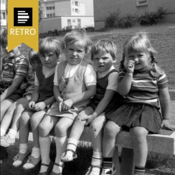 Kinderspielplatz in dem Dortmunder Stadtteil Scharnhorst am 4. 4. 1966, Deutschland, Europa