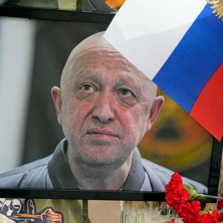 Ein Porträtbild des russischen Söldnerführers, Jewgeni Prigoschin, steht an einer informellen Gedenkstelle in der Nähe des Kremls in Moskau (Russland).