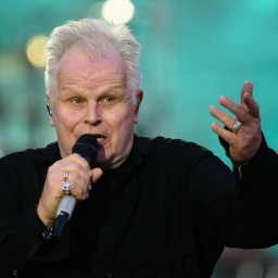 Herbert Grönemeyer verbietet CDU und Grünen, seine Songs im Wahlkampf zu benutzen. Hier: Herbert Grönemeyer mit Mikrofon in der Hand - Archiv
