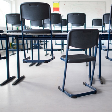 Stühle stehen in einem leeren Klassenzimmer