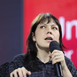 Die Autorin Dana von Suffrin bei einer Diskussionrunde der Leipziger Buchmesse im März 2024, sie hält ein Mikrofon in der Hand und blickt zur Seite
