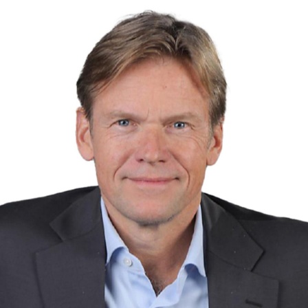 Chefarzt für Neurologie und Intensivmedizin Dr. Volker Limmroth lächelt in die Kamera.