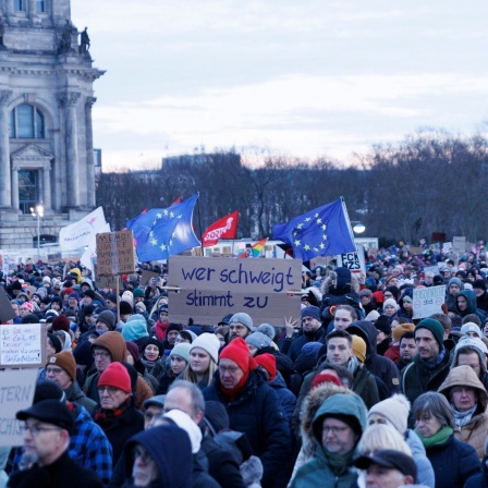 Menschen demonstrieren vor dem Bundestag in Berlin gegen Rechtsextremismus