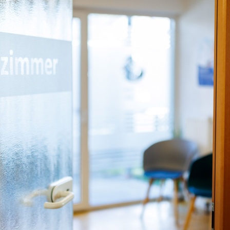 Blick ins leere Wartezimmer in einer Arztpraxis.