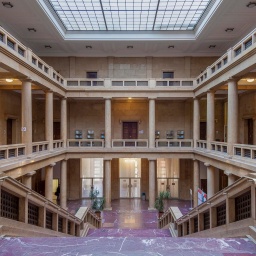 Die Eingangshalle der Hochschule für Musik und Theater wurde 1937 als Führerbau für Hitler erricht und diente Repräsentationszwecken.