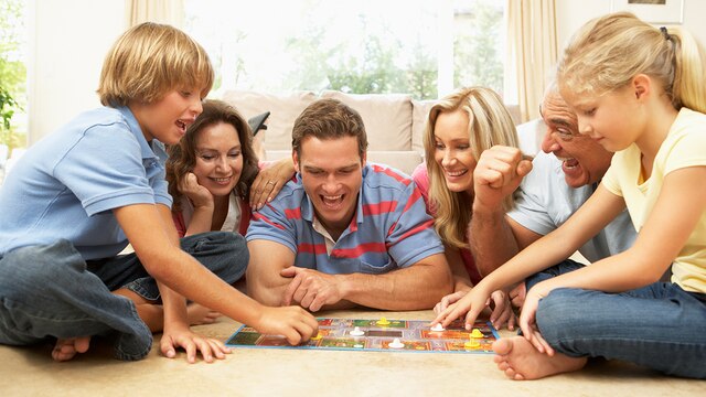 Eine Familie spielt ein Brettspiel, Foto: Colourbox