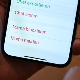 Auf einem Smartphone wird in der App eines Messengers das Feld "Mama blockieren" in den Kontakten angezeigt. 