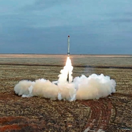 Eine russische Iskander-K-Rakete, die taktische Atomwaffen transportieren kann, wird während einer Militärübung auf einem Truppenübungsplatz in Russland abgeschossen.